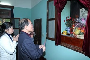Chủ tịch Quốc hội Nguyễn Sinh Hùng dâng hương tưởng nhớ Chủ tịch Hồ Chí Minh - ảnh 1